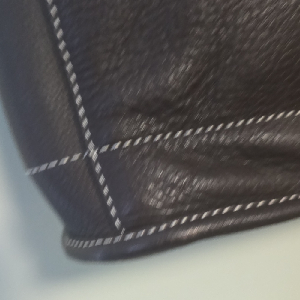 ILIA Black LEATHER Chic Shoulder Bag - Picture 5 of 5